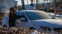 Muškarac struga led sa stakala automobila