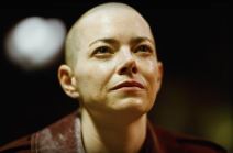 Ema Stoun sa obrijanom glavom