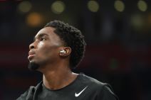 Šejk Milton sa slušalicama u ušima.