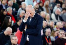 Đoan Penjaroja se drži za glavu na utakmici