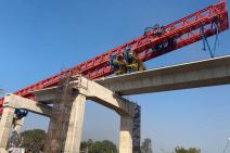 Spasioci pored ruševina vozne nesreće (2).jpg