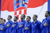 Vaterpolisti Hrvatske slušaju himnu Lijepa naša.