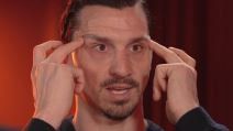 Zlatan Ibrahimović s prstima na čelu krupan kadar.