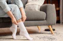 Žena namešta čarape