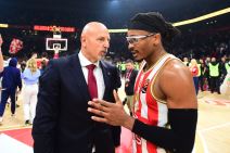 Saša Obradović i Čima Moneke razgovaraju posle utakmice