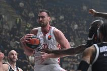 Nikola Milutinov u borbi za loptu