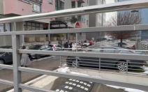 Policija i advoklati ispred stana Čede Jovanovića(2).jpg