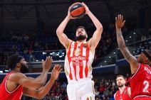 Nikola Kalinić šutira na koš protiv Armanija