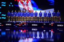 Vaterpolisti Srbije slušaju himnu Bože pravde.