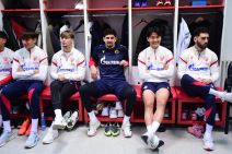 Fudbaleri Crvene zvezde sede u svlačionici.