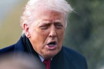 Donald Tramp drži govor o Grenlandu pred Belom kućom