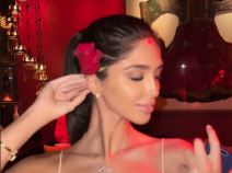 Đina Džinović u haljini koja izgleda kao spavaćica u gradu