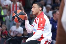 Jago dos Santos sa loptom u dresu Zvezde.