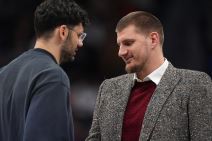 Nikola Jokić i Tristan Vukčević zajedno na utakmici.
