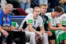 Juri Knor rukometaš Nemačke sedi na klupi.