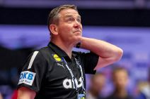 Alfred Gislason gleda uvis u crnoj majici.