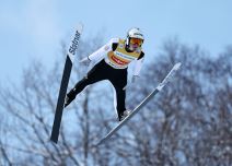 Domen Prevc skače na skijama.