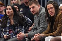 Nikola Jokić gleda utakmicu Denvera i Šarlota.