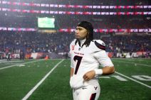 Si Džej Straud s rukama u džepovima na duksu.