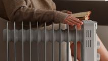 Žena rukom dodiruje radijator