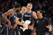 Nikola Jović sa trenerom Majamija.