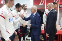 Mirko Ivanić se pozdravlja sa Svetozarom Mijailovićem.