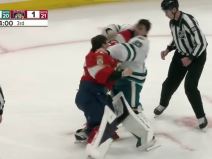 Aleks Nedeljković, hokejaški golman poreklom iz Srbije.