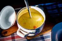 Supa u šerpi na drvenoj dasci