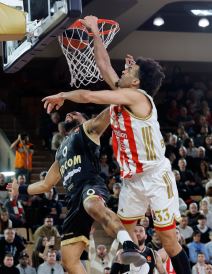 Džordan Nvora daje koš protiv Monaka