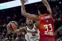 Sterling Braun napada koš Bajerna dok ga brani Mekormark