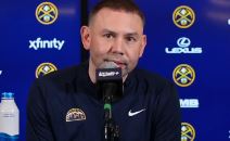 Dejvid Adelman na konferenciji za medije