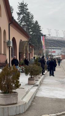 Sahrana Mike Aleksića u Beogradu Porodica prima saučešća u kapeli (1).jpg