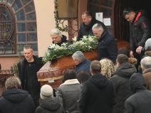 Iznosenje kovcega i supruga (4) .jpg