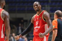 Ebuka Izundu  se raduje posle poena protiv Makabija