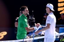 Novak Đoković i Frančesko Maestreli se pozdravljaju na mreži.