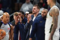 Nikola Jokić aplaudira na meču Denvera.