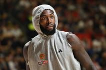 Matijas Lesor u sivom duksu sa kapuljačom.