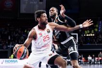 Oturu i Fernando tokom borbe ispod koša Partizana