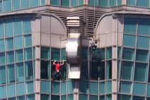 Aleks Honold se penje na Taipei 101 (3).jpg