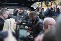 Dejvid Bekam se oprašta od basiste Stoun Rozisa Manija Garija Maunfilda na sahrani u Mančesteru