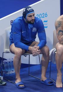 Miloš Ćuk sedi na klupi