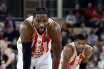 Ebuka Izundu sa Batlerom na meču Crvene zvezde.