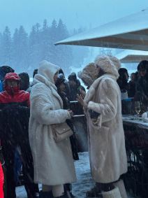 Zena Urosa Zivkovica Jovana i Tamara Milutinovic na dnevnoj zurki na Kopaoniku (3).jpg