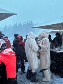 Zena Urosa Zivkovica Jovana i Tamara Milutinovic na dnevnoj zurki na Kopaoniku (4).jpg