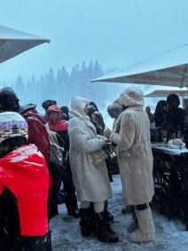 Zena Urosa Zivkovica Jovana i Tamara Milutinovic na dnevnoj zurki na Kopaoniku (5).jpg