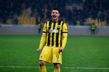 Luka Jović proslavlja gol za AEK