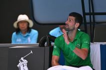 Novak Đoković se raspravlja sa sudijom Džejmsom Keotavongom na Australijan openu