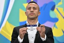 Tijago Alkantara drži papirić s imenom PSŽ na žrebu Lige šampiona.