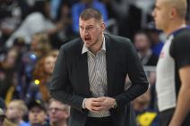 Nikola Jokić viče u odelu na utakmici.