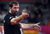 Veselin Vujović pokazuje rukom.